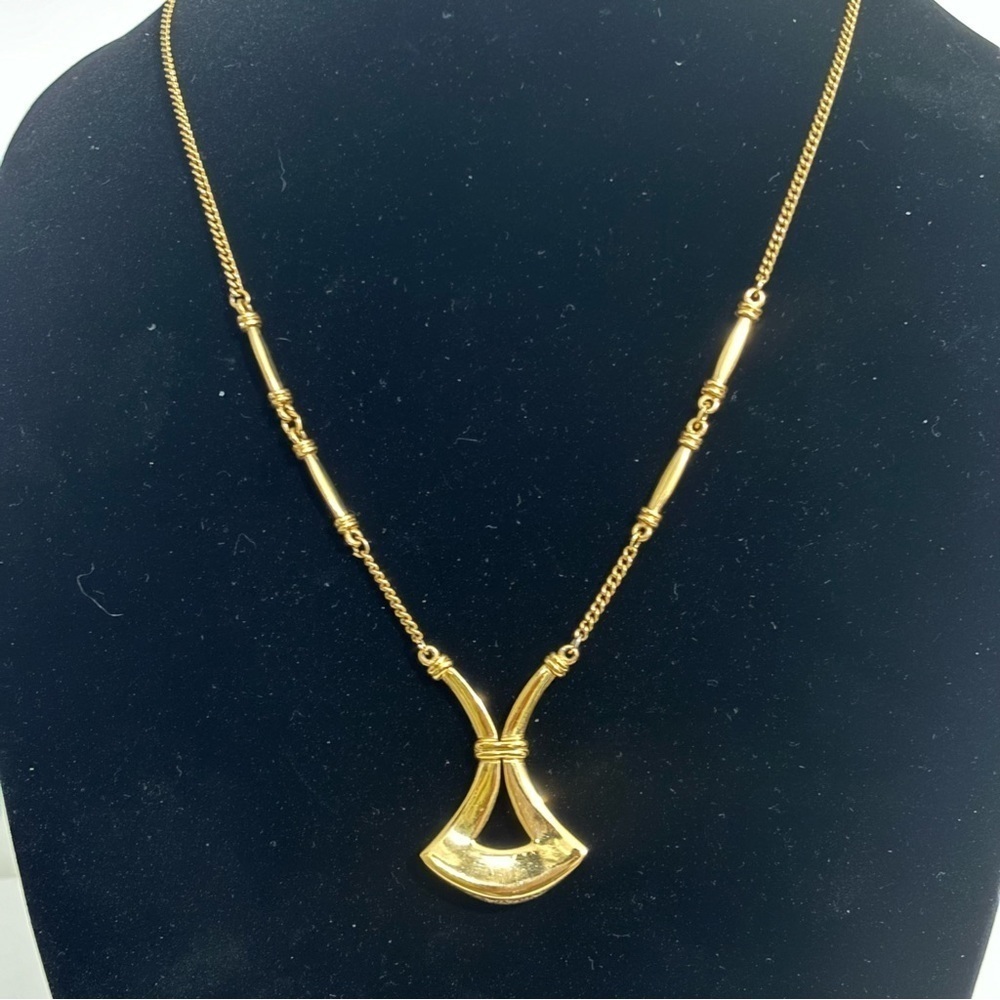 Jewels by Trifari crown Trifari gold tone vintage necklace